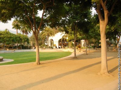 Un joli petit parc près de la plage.