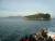 Vue d'Alcatraz en s'éloignant en bateau, avec le GGB sur la gauche.